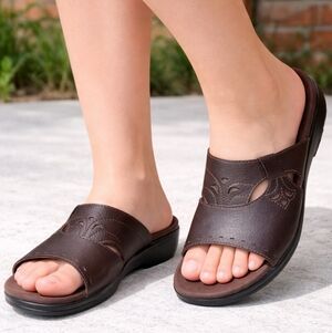 CLARKS Bendables Ella Art Chocolate Brown Leather Sandals-Women's Size 8.5M